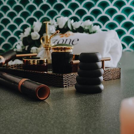 Doubletree By Hilton Fujairah City エクステリア 写真 A collection of makeup products