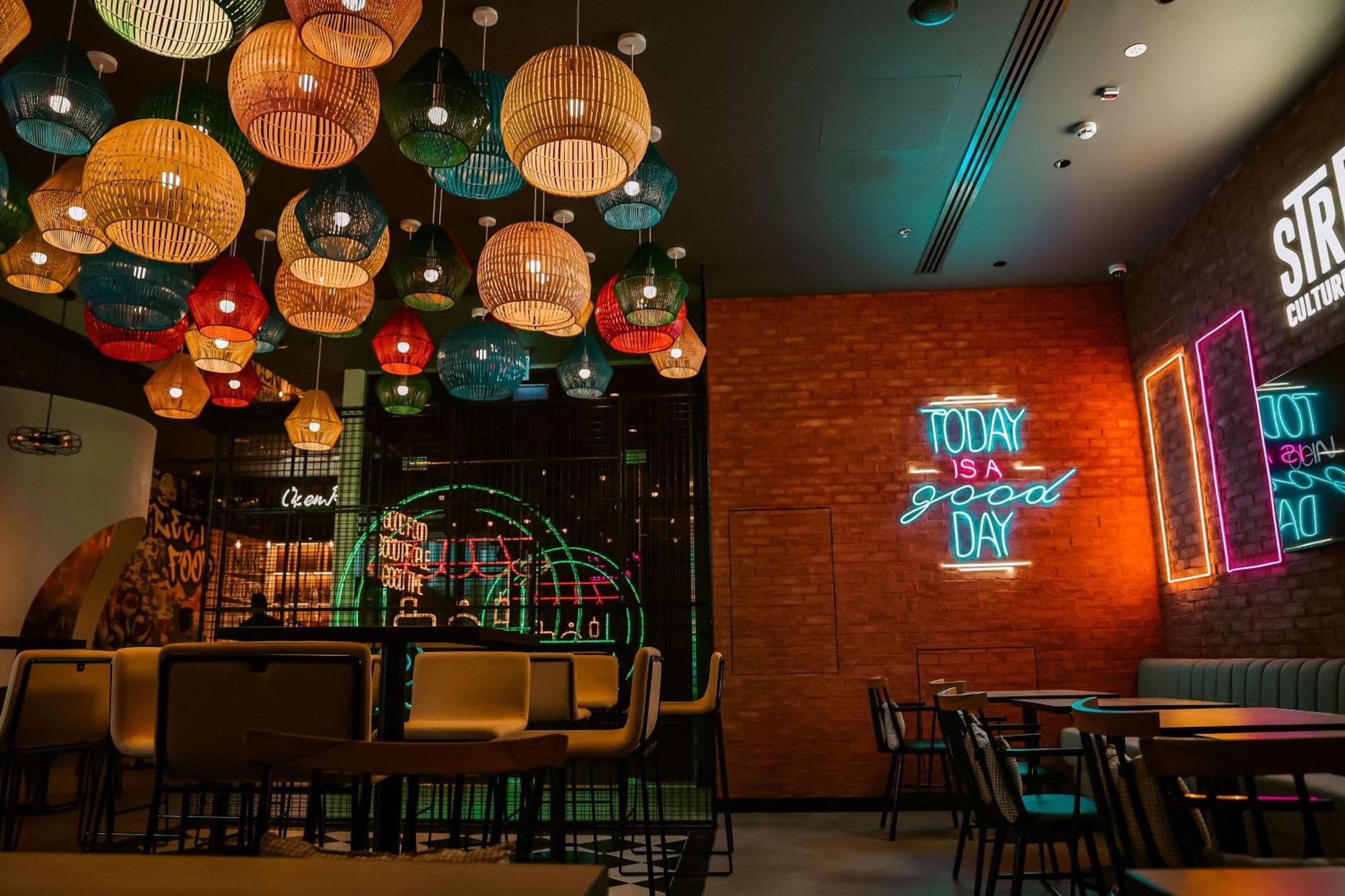Doubletree By Hilton Fujairah City エクステリア 写真 Interior of a restaurant in Dubai