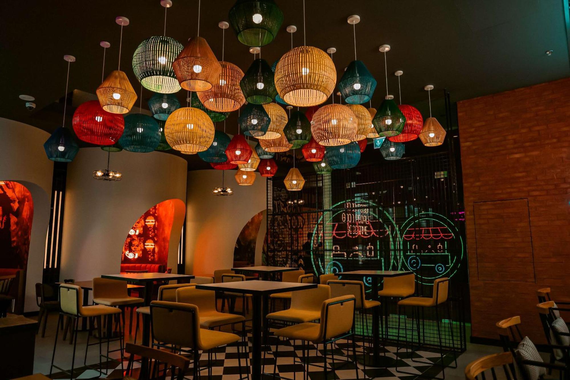 Doubletree By Hilton Fujairah City エクステリア 写真 Interior of a restaurant in the resort