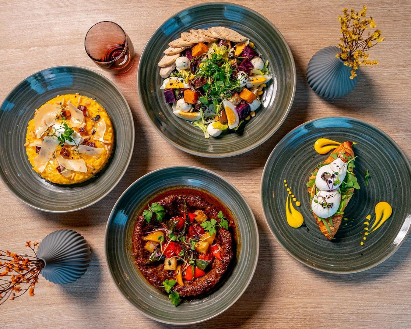 Doubletree By Hilton Fujairah City エクステリア 写真 Dishes at the restaurant