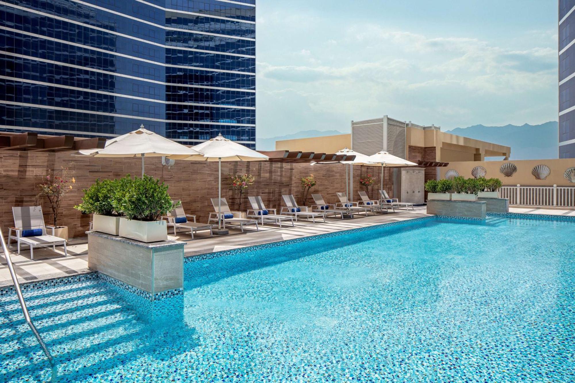 Doubletree By Hilton Fujairah City エクステリア 写真 The swimming pool at the hotel