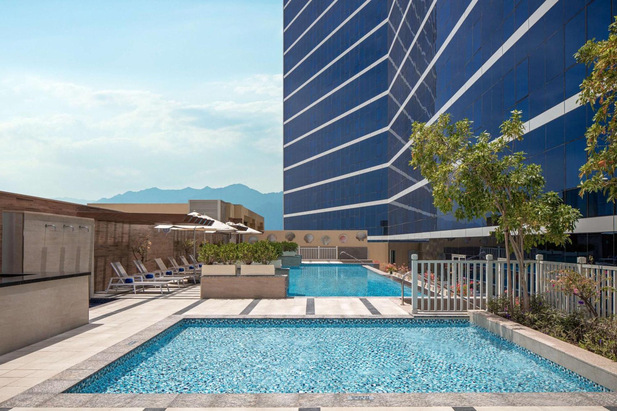 Doubletree By Hilton Fujairah City エクステリア 写真 The swimming pool